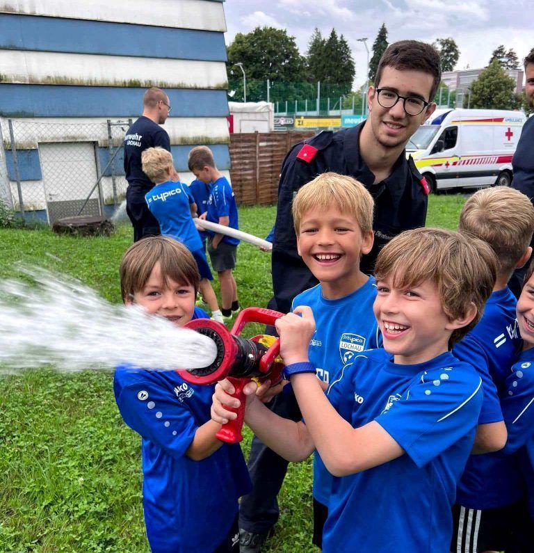 Ein besonderes Highlight war neben dem Fußballspielen der große Blaulichttag mit der Feuerwehr Lochau, dem Roten Kreuz Bregenz und der Polizei Lochau.