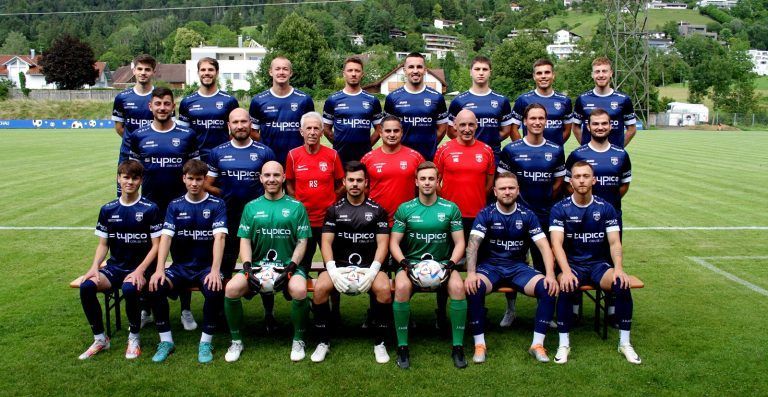 SV typico Lochau – die erfolgreiche Kampfmannschaft im Spieljahr 2023/24: 1. Reihe von links: Nicolas Messmer, Simon Eberle, Matthias Haselwanter, Sandro Eichhübl, Janik Zaworka, Raphael Mathis, Marcel Ladinek; 2. Reihe von links: Fabio Feldkircher, Steffen Friedrich, Roland Schlattinger (BT), Aydin Akdeniz (TR), Marco Bologna (CO), Andreas Mayer, Benjamin Kaufmann; 3. Reihe von links: Serdar Calim, Niklas Außerlechner, Johannes Pichler, Alexander Rundstuck, Robin Lhotzky, Rene Nesensohn, Matteo Außerlechner, Patrick Prantl. Es fehlen: Georg Herrmann (PH), Hanno Trotter (TWT), Mete Dastan, Fabian Dominikovic, Laith Al Mustafa, Muhamed Tajelddin, Nicolai Bösch, Lukas Rusch.