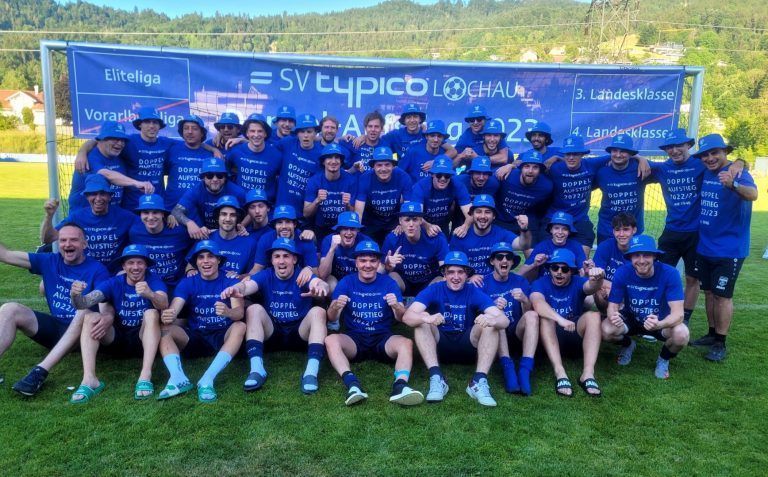 Große Doppel-Aufstiegs-Party des SV typico Lochau im Stadion Hoferfeld nach einer erfolgreich abgeschlossenen Meisterschaft 2022/2023, im Bild die Kampfmannschaft und die Lochau 1b Juniors.