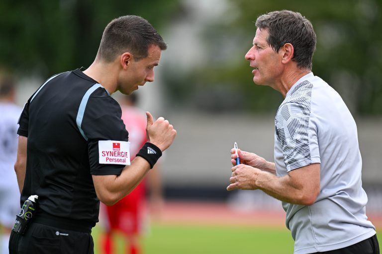 Diskussion mit dem Schiedsrichter. <span class="copyright">gepa</span>