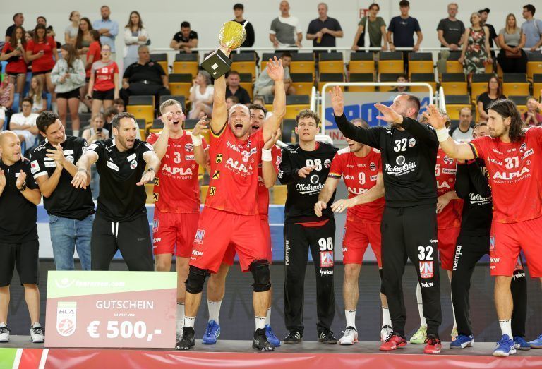 Riesenjubel bei den Spielern des Alpla HC Hard über den Gewinn des österreichischen Supercups. gepa