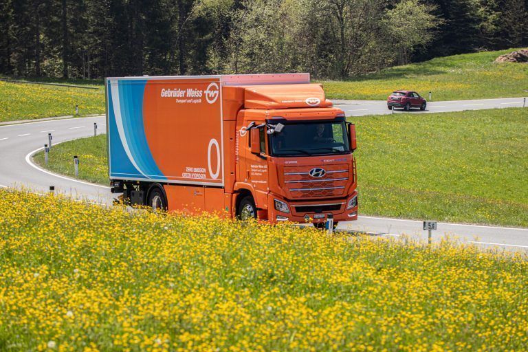 Wasserstoff-Lkw von Gebrüder Weiss unterwegs auf Schweizer Straßen.