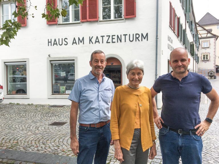 Günther Ladstätter (Naturschutzbund, Kassier „Haus am Katzenturm"), Hildegard Breiner (Naturschutzbund) und Martin Strele (Verein Bodenfreiheit, Obmann „Haus am Katzenturm"). <span class="copyright">VN/Gasser</span>