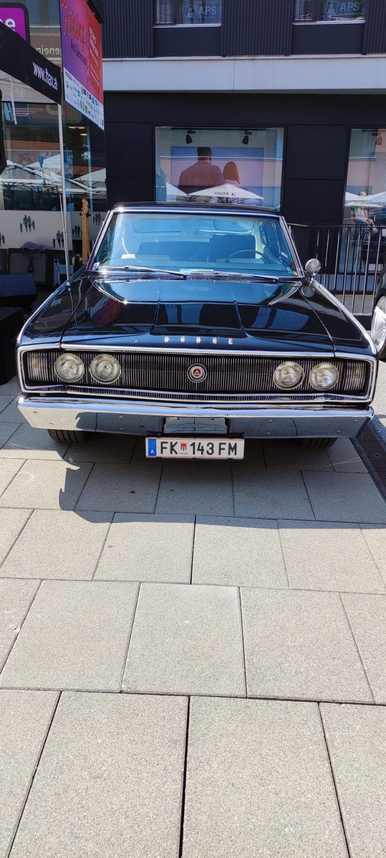 Nicht nur im Rheintal sorgen nostalgische US-Cars für begeisterte Fans.