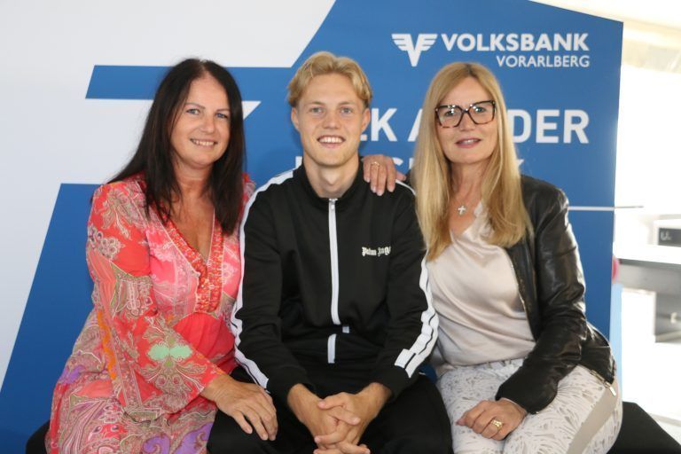 Hahn im Korb: Noah Bischof zwischen Alexandra Hamel und seiner Mutter Astrid Bischof. <span class="copyright">Lutz</span>