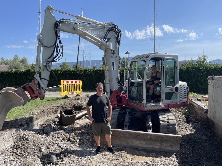 Bereits im Einsatz mit dem Bagger: Michael Gerster (vorne) und Jonas Blum sind froh, dass die Anlage nun saniert wird. <span class="copyright">VN/MEF</span>