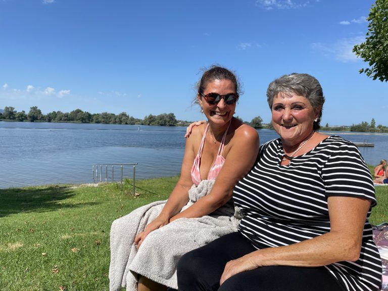 Irmi Hermann und Brigitte Achberger genießen den Sommer am liebsten im Harder Strandbad und freuen sich schon auf die Neueröffnung nächstes Jahr. <span class="copyright">VN/MEF</span>