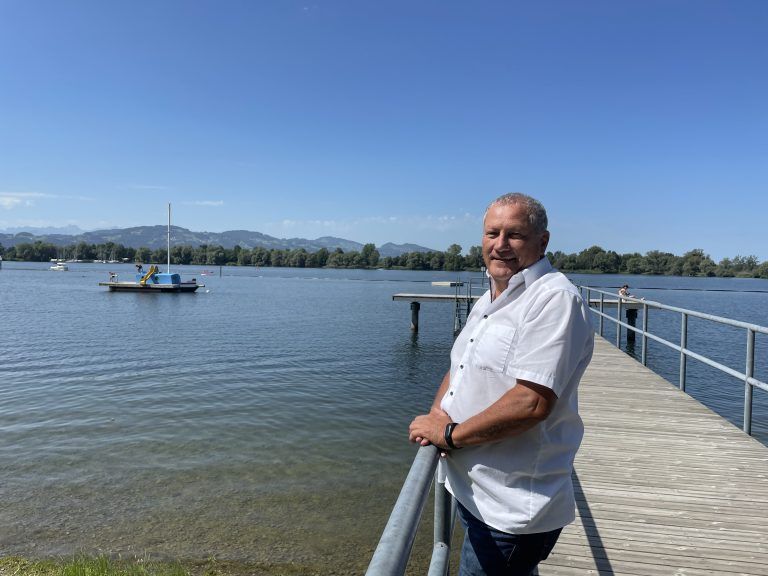 Erich Lindner ist erleichtert, dass für die Erneuerung des Strandbads endlich grünes Licht gegeben wurde. <span class="copyright">VN/MEF</span>