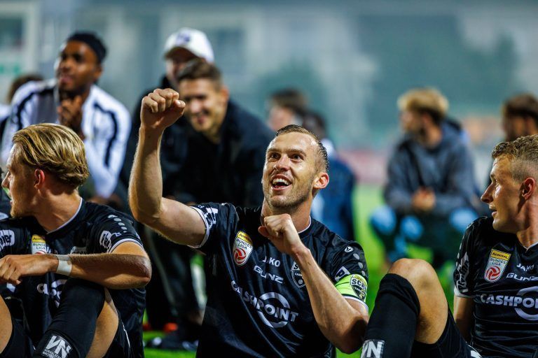 Der Kapitän genießt den Jubel nach dem ersten Derbysieg. <span class="copyright">Meier</span>