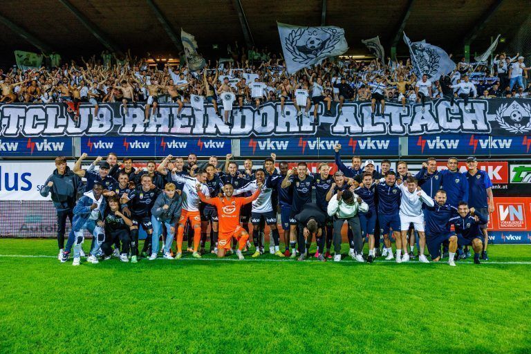 Ein Bild für die Klubgeschichte. Altach feiert den ersten Bundesligasieg über die Austria, ausgerechnet im Stadion der Lustenauer. <span class="copyright">Meier</span>