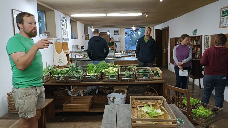 Ein Blick in den Hofladen von Lisilis Biohof.