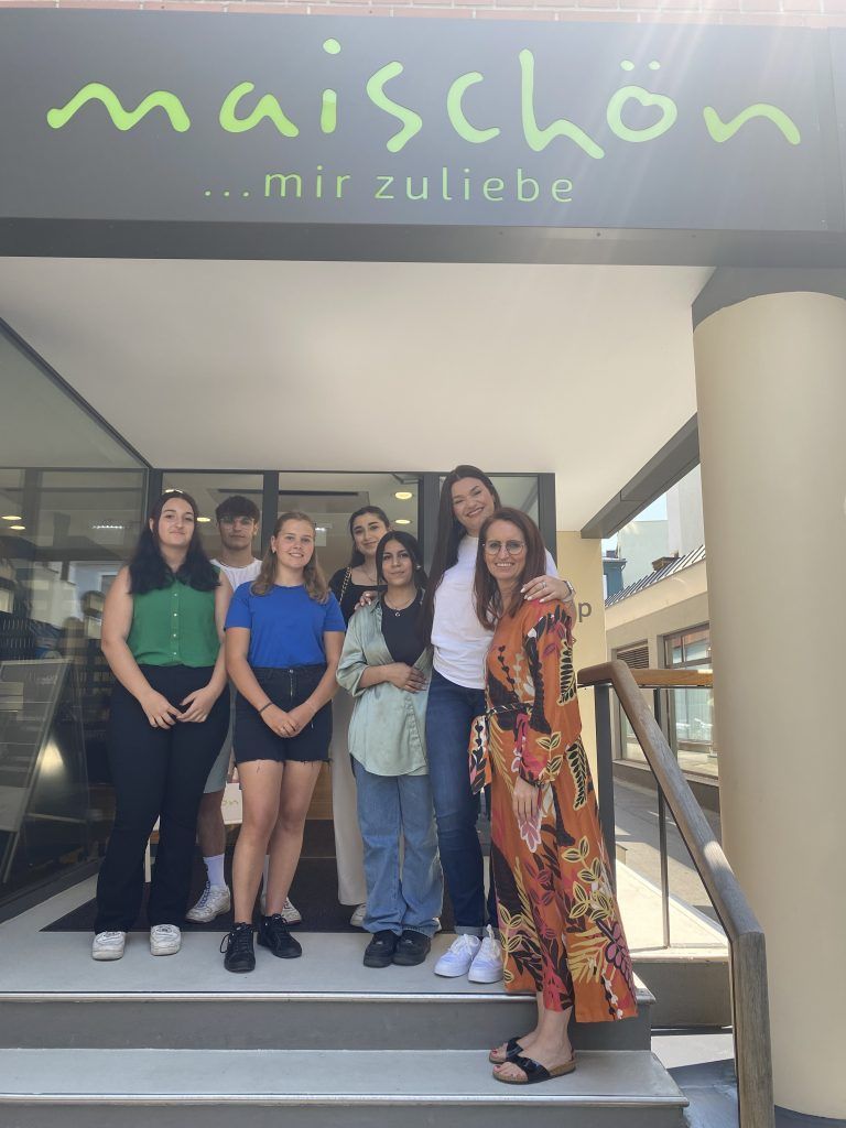 Neue Friseurinnen und Stylistinnen: Beim Beautyunternehmen maischön starteten im September sechs neue Lehrlinge in ihre Ausbildung. Emily, Marlon, Charlyn, Betül, Florentina und Laura im Bild mit Chefin Birgit Nöckl. <span class="copyright">maischön</span>
