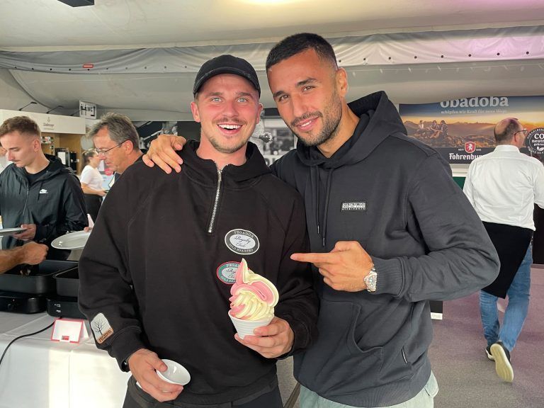 Ein XXXL-Eis genießt Tobias Schützenhofer, rechts Dejan Stojanovic. <span class="copyright">Lutz</span>