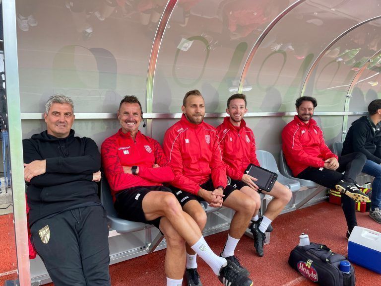 Gut gelaunter Staff (vor dem Spiel). <span class="copyright">Lutz</span>