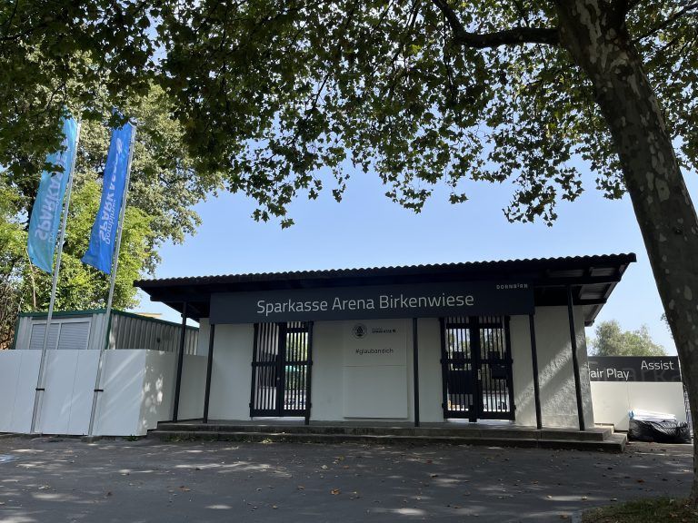 Der Eingangsbereich wurde neu gestaltet, im heutigen Derby geht es erstmals in der „Sparkasse Arena Birkenwiese“ zur Sache. Beer