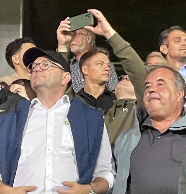 Zittern, mitfiebern und am Ende jubeln: Die Altacher Christoph Längle und Peter.