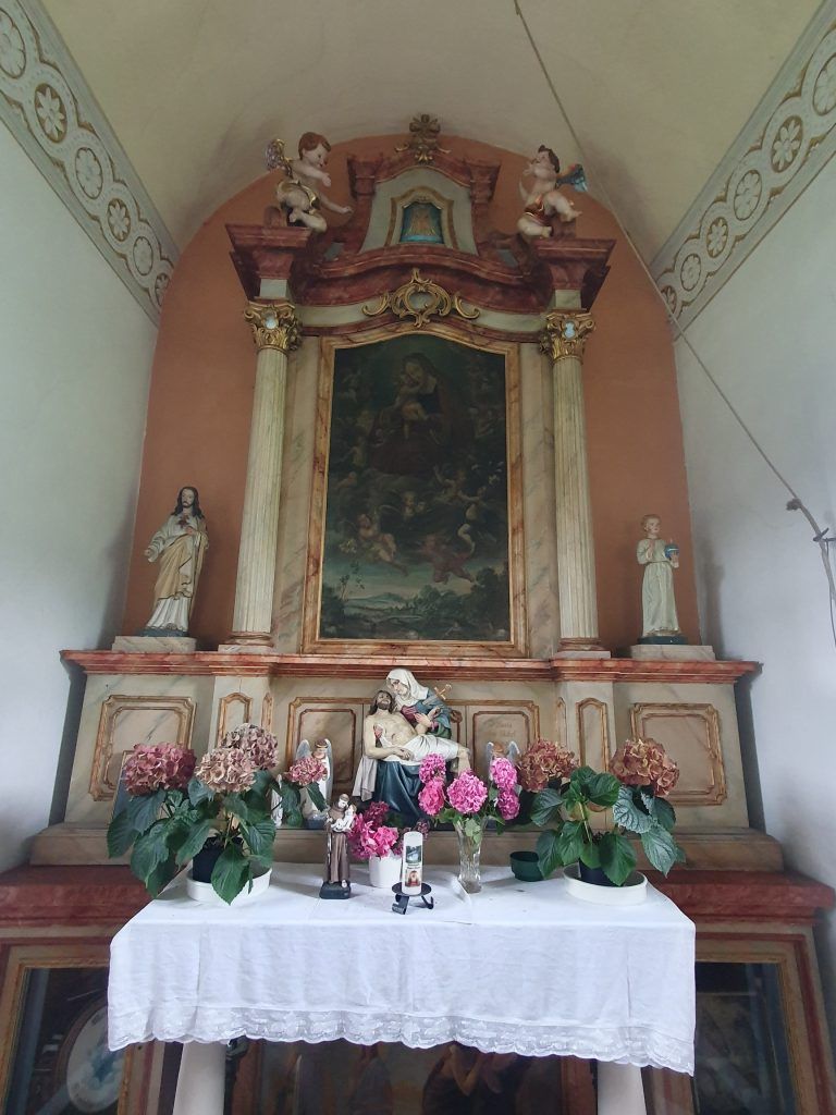 Im Zuge der Erweiterung 1911 bekam die Kapelle einen schmuckvollen Altar. Initiator für die Renovierung war der damalige Pfarrer Johann Gabl.