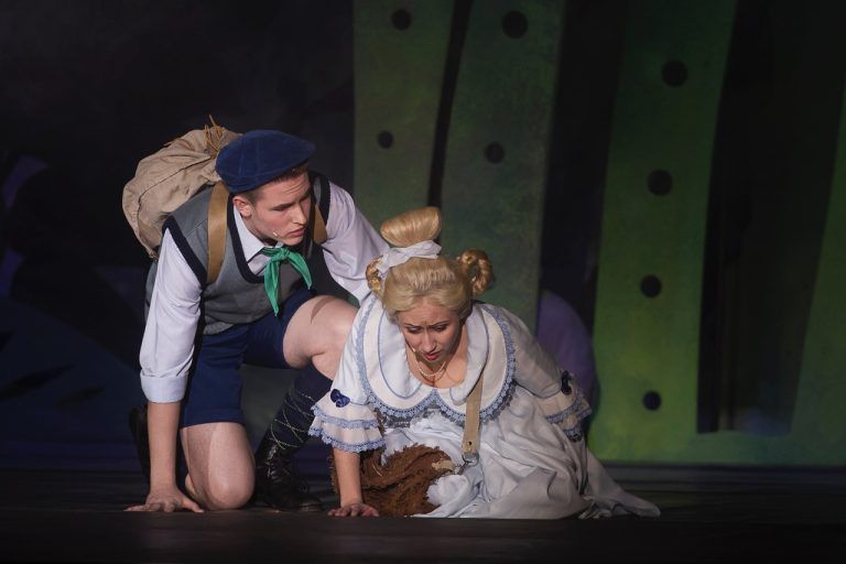 Hier spielt Jakob den Alan im Musical „Toyland“. Aktuell bereitet er sich als sogenannter „Swing“ in der Produktion „Abenteuerland“ in Düsseldorf vor.