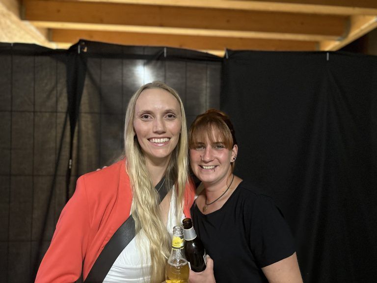 Katja Amann und Belinda Stuhlmayer waren von Rock am Bauernhof begeistert und meinten: Jeder, der nicht dabei sei, habe verloren.
