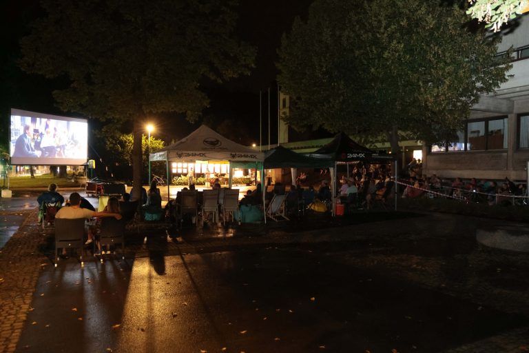 Frenetische Cineasten ließen sich von Wind und Wetter nicht abschrecken.