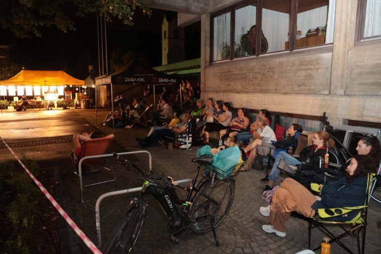 Ausgelassene Stimmung trotz Regenwetters am Kirchplatz in Tosters.