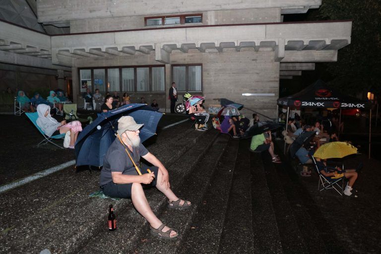Unzählige Regenschirme säumten den Kirchplatz.