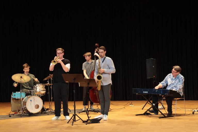 Das Jazzensemble auf der Bühne des J.J-Ender-Saales.