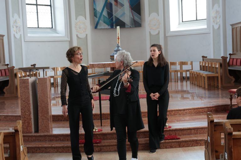 Organistin Judith Trifellner-Spalt, Evelyn Fink-Mennel und Johanna Trifellner.