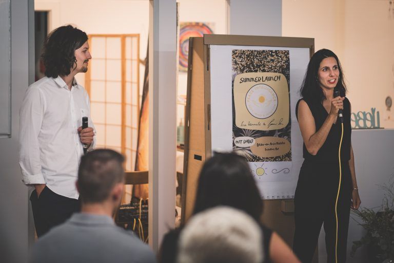 Lisa Hämmerle und ihr Partner Nicholas Perpmer (l.) halten einen Vortrag zum Thema Frieden und Konflikt.