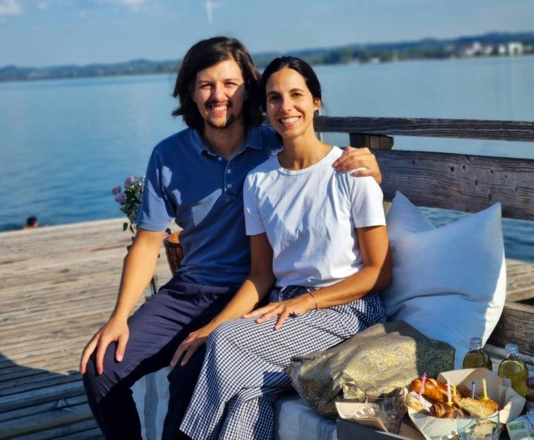 Das junge Paar erholt sich bei einem Picknick am See von ihrer intensiven Tätigkeit.