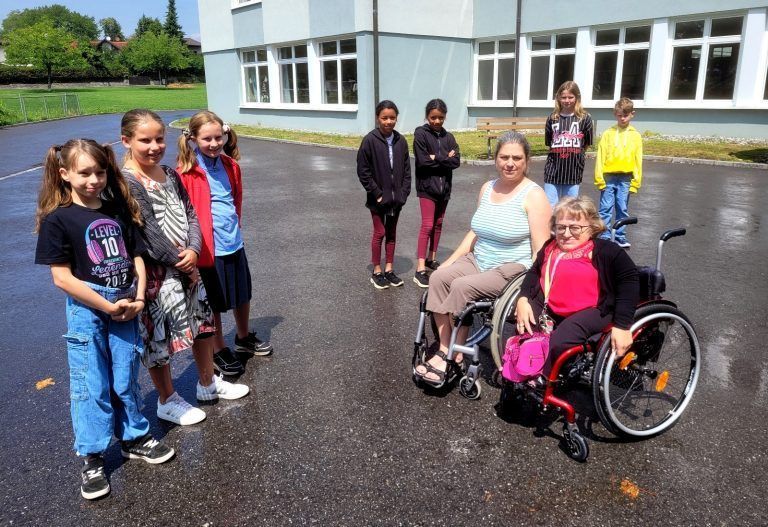 Präsidentin Karin Stöckler und Schriftführerin Gabriela Merz vom ÖZIV informierten über die Angebote und instruierten die Kinder über das Handling mit dem Rollstuhl.