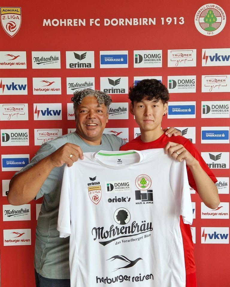 Dornbirns Sportchef Eric Orie mit dem Japaner Misaki Sato.FCD