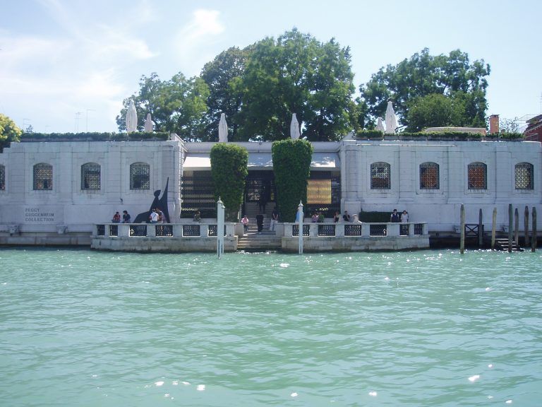 Das Haus der Peggy Guggenheim Collection in Venedig, vom Canal Grande aus gesehen. <span class="copyright">Wikipedia</span>