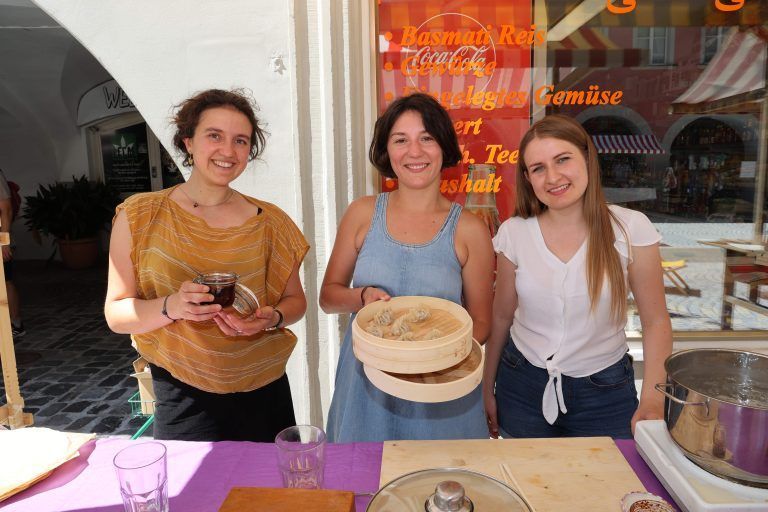 Franziska Möhrle, Oleksandra Pelenkova und Natalie Berezovska von Ulrike Starks „Open Atelier“ mit Dumplings (mit Fleisch oder vegan gefüllte Teigtaschen).