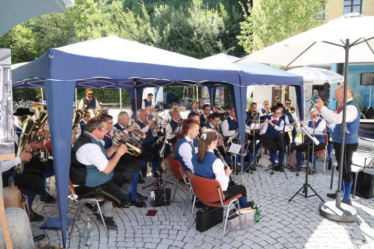 Ehren- und Interims-Kapellmeister Peter Efferl leitete die Stadtmusik.