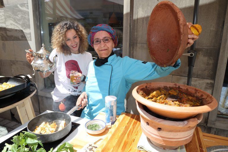 Narjisse Zaher („Nanis Shop“) und ihre Tante Khadija Bahter schenkten marokkanischen Tee mit frischer Pfefferminze aus.