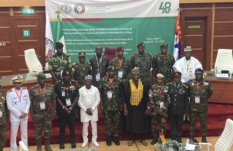 Die zusammengekommenen Militär-Chefs. Mali, Burkina Faso, Chad, Guinea and Niger sind nicht vertreten. <span class="copyright">AP</span>