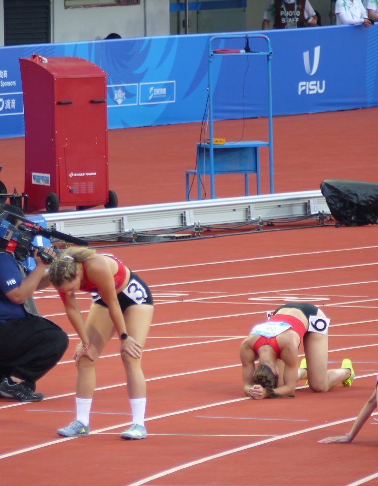Die ersten Momente nach dem Zieleinlauf im 800-m-Lauf: Die frischgekürte Weltmeisterin Isabel Posch (r.) und Landsfrau Chiara-Belinda Schuler. <span class="copyright">Unisport Austria</span>