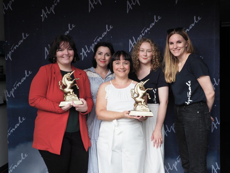Alpinale-Team: Festival-Leiterin Manuela Mylonas (m.), Athina Gabriel, Rebekka Rinderer, Emma Danko und Laura Loacker. <span class="copyright">SIE</span>