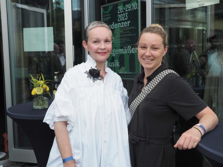 Ebenso unter den Eröffnungsgästen: Anita Keckeis (Kex spitzenkultur) und Anna Engstler (Bludenz Tourismus).