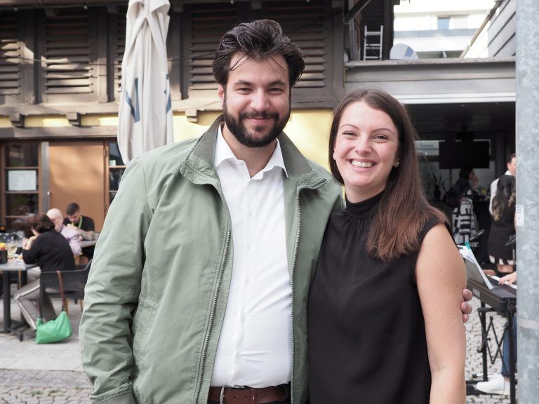 Kulturstadtrat Cenk Dogan mit Clara Hofer.