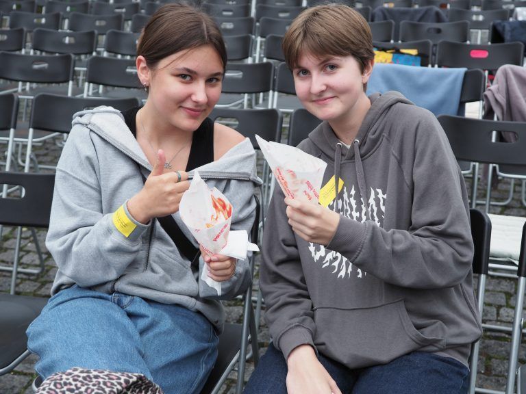 Kimberly Steinhauser und Ylvie Beck ließen sich den Film schmecken.