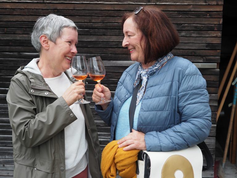 Zum Wohl! Angelika Brandtner und Judith Mart.