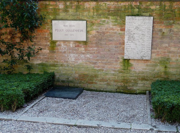 Peggy Guggenheims Grab in ihrem Garten. <span class="copyright">Wikipedia</span>