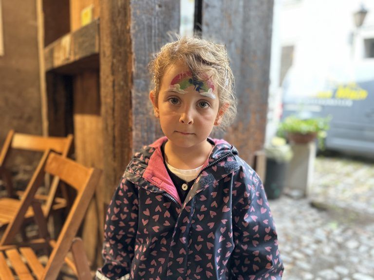 „Mir hat alles gefallen. Der Zauberer war sehr lustig, ich musste immer wieder lachen. Ich finde es schön, so in Glitzer geschminkt zu werden.“ Rosa, 5 Jahre, Nüziders.