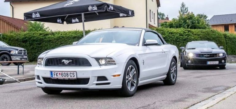 Ein Ford Mustang macht auch als Cabrio eine gute Figur.