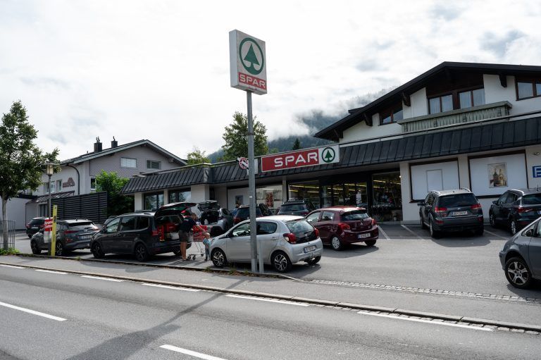 Beim Sparmarkt Alberschwende herrscht oft Platznot, bald soll hier und auf dem Nebenareal ein neuer Markt entstehen. VN/Serra