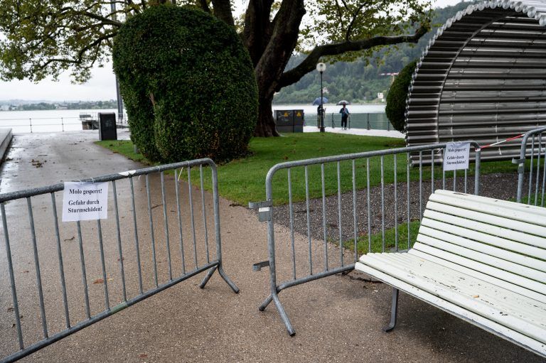 Wegen Gefahr durch Sturmschäden: In Bregenz wurde das Molo gesperrt. <span class="copyright">A. Serra</span>