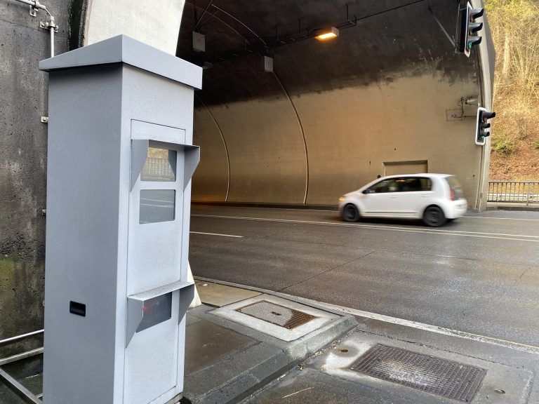 Achraintunnelportal von Alberschwende kommend - Radarbox und Tempo 60