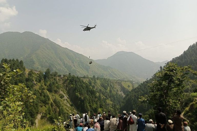 Acht Jugendliche und Erwachsene wurden in Pakistan aus einer Gondel in 350 Meter Höhe gerettet, die über 12 Stunden nur an einem Seil hing. afp
